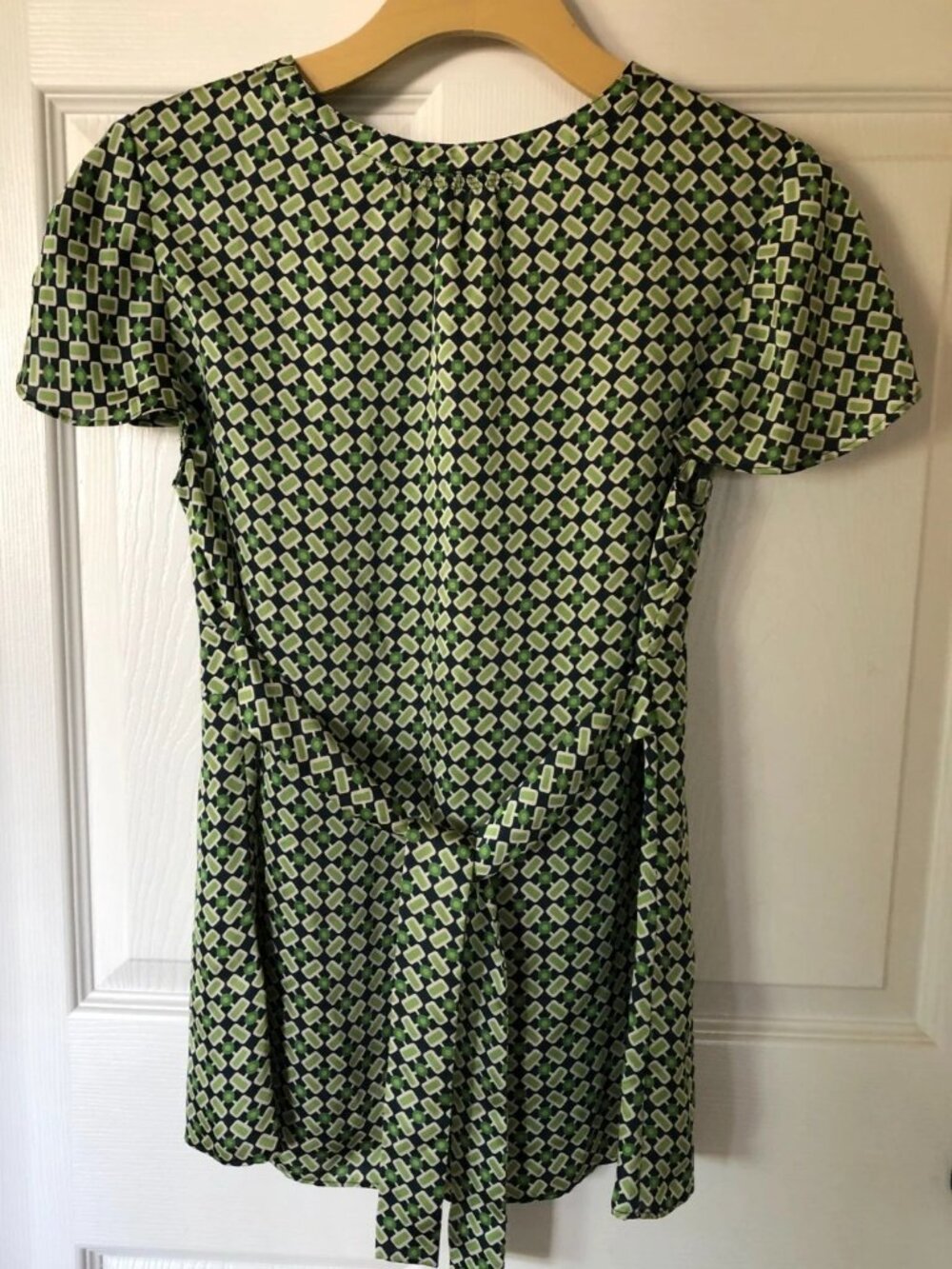 Y2K Banana Republic Short Sleeve Green Geometric Blouse Top Size M - Picture 2 of 16